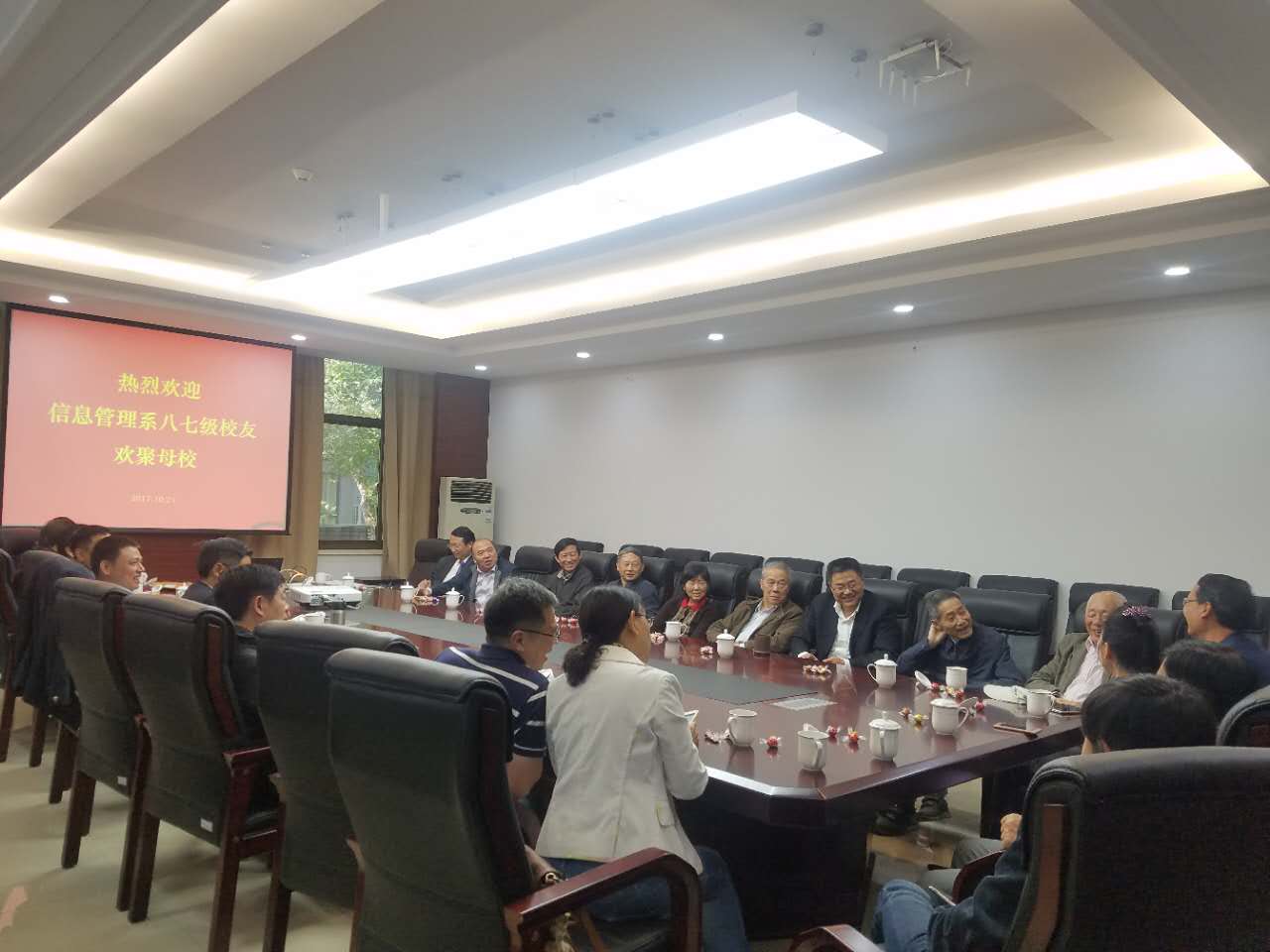 1509412719152017424.jpg 信管公司87科技档案班员工返校2.jpg